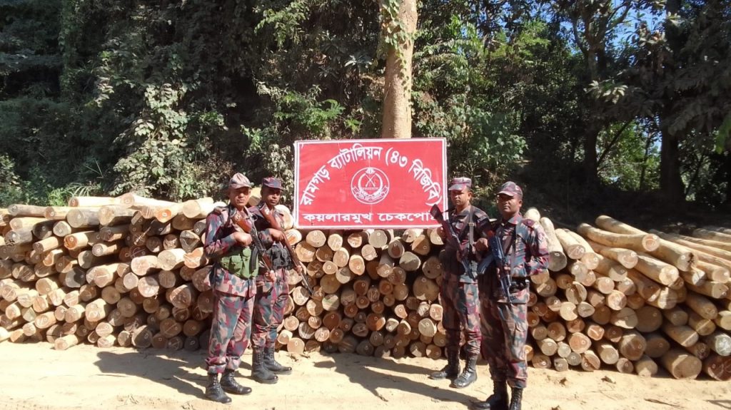 অবৈধভাবে পাচারকালে চট্টগ্রামে বিপুল পরিমান কাঠ জব্দ করল বিজিবি