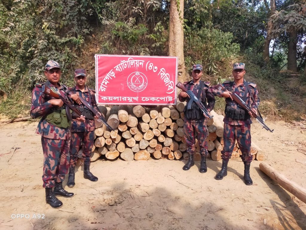 অবৈধভাবে পাচারকালে ৪৩ বিজিবি কর্তৃক একশ ঘনফুট কাঠ জব্দ