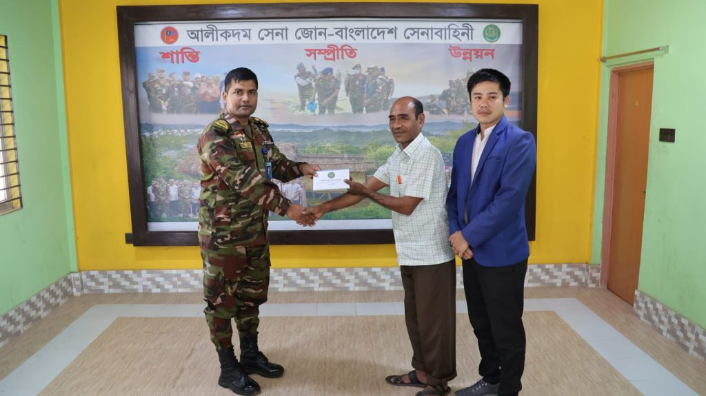 খ্রিস্টানদের বড়দিন উপলক্ষে আলীকদমে ৫টি গীর্জায় আর্থিক সহায়তা প্রদান করল সেনাবাহিনী