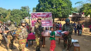 দুর্গম পাহাড়ি এলাকায় সেনাবাহিনীর শীতবস্ত্র এবং মানবিক সহায়তা বিতরণ