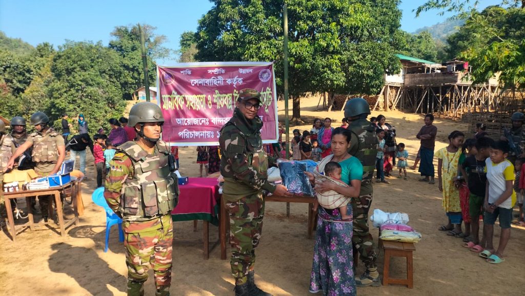 দুর্গম পাহাড়ি এলাকায় সেনাবাহিনীর শীতবস্ত্র এবং মানবিক সহায়তা বিতরণ