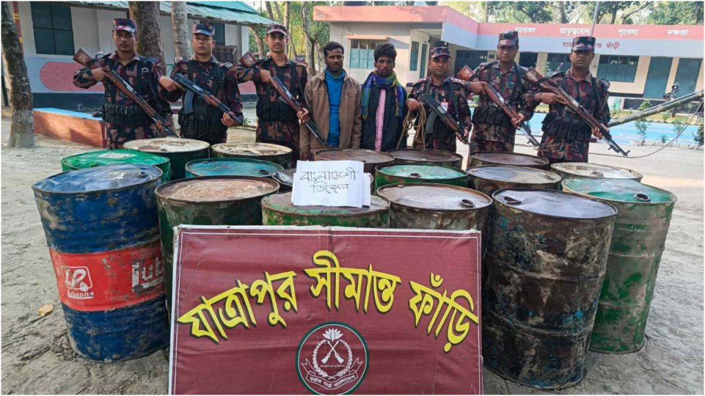 ভারতে পাচারের সময় কুড়িগ্রাম সীমান্তে ১৭ ব্যারেল ডিজেলসহ আটক ২