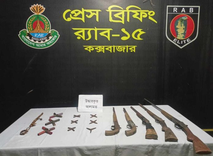 কক্সবাজারে মাটিতে পুঁতে রাখা অস্ত্র উদ্ধার করল র্যাব
