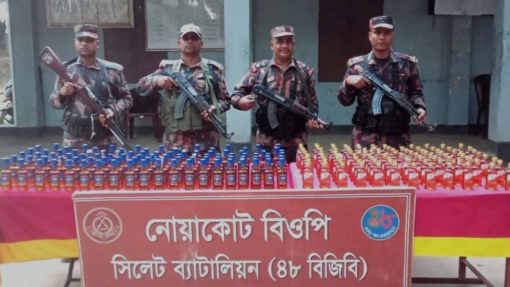 সীমান্তে ফেনসিডিলের চালানসহ ৬১ লাখ টাকার ভারতীয় মালামাল জব্দ