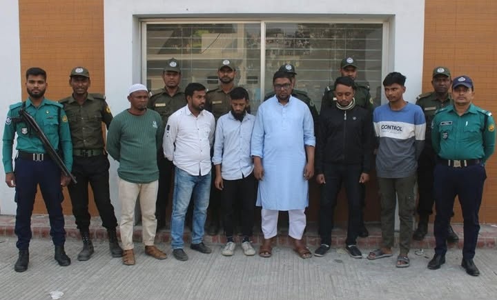 সেনাবাহিনীর নেতৃত্বে মিরপুর বিআরটিএ’তে যৌথ অভিযানে দালাল চক্রের ৭ সদস্য আটক