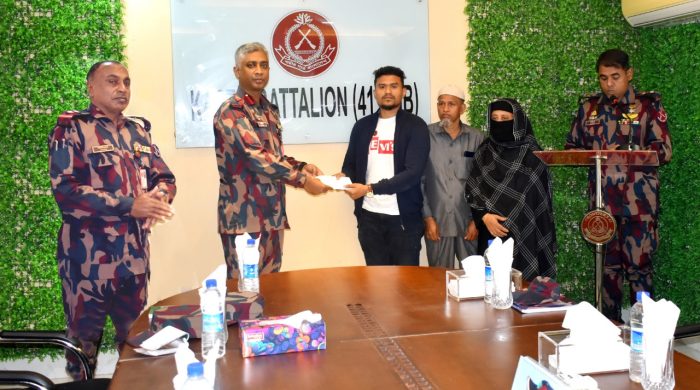 বৈষম্যবিরোধী আন্দোলনে আহত ছাত্রকে ৪১ বিজিবির মানবিক সহায়তা