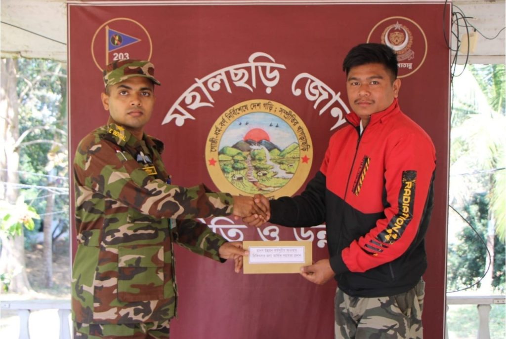 মহালছড়িতে সেনাবাহিনী কর্তৃক মানবিক সহায়তা প্রদান