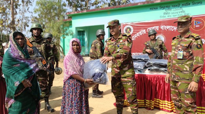 দীঘিনালায় শীতার্তদের মাঝে সেনাবাহিনীর শীতবস্ত্র বিতরণ