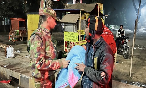 টাঙ্গাইলে গভীর রাতে শীতার্তদের মাঝে সেনাবাহিনীর শীতবস্ত্র বিতরণ