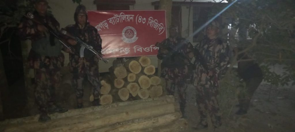 রামগড়ে অবৈধভাবে পাচারকালে ৪১.৫৫ ঘনফুট সেগুন কাঠ জব্দ করল বিজিবি