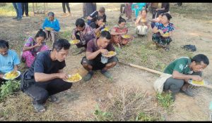 সেনাবাহিনীর সহায়তায় দীর্ঘ দশ মাস পর বান্দরবানের রুমা ও থানচি উপজেলার সীমান্তবর্তী রেমাক্রী প্রাংসা ইউনিয়নের বাকলাই বম পাড়ার ১০টি পরিবারের