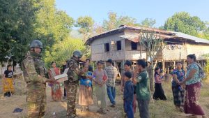 সেনাবাহিনীর সহায়তায় দীর্ঘ দশ মাস পর বান্দরবানের রুমা ও থানচি উপজেলার সীমান্তবর্তী রেমাক্রী প্রাংসা ইউনিয়নের বাকলাই বম পাড়ার ১০টি পরিবারের