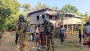 সেনাবাহিনীর সহায়তায় দীর্ঘ দশ মাস পর বান্দরবানের রুমা ও থানচি উপজেলার সীমান্তবর্তী রেমাক্রী প্রাংসা ইউনিয়নের বাকলাই বম পাড়ার ১০টি পরিবারের