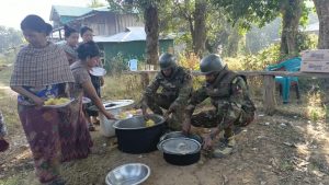সেনাবাহিনীর সহায়তায় দীর্ঘ দশ মাস পর বান্দরবানের রুমা ও থানচি উপজেলার সীমান্তবর্তী রেমাক্রী প্রাংসা ইউনিয়নের বাকলাই বম পাড়ার ১০টি পরিবারের