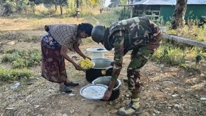 সেনাবাহিনীর সহায়তায় দীর্ঘ দশ মাস পর বান্দরবানের রুমা ও থানচি উপজেলার সীমান্তবর্তী রেমাক্রী প্রাংসা ইউনিয়নের বাকলাই বম পাড়ার ১০টি পরিবারের