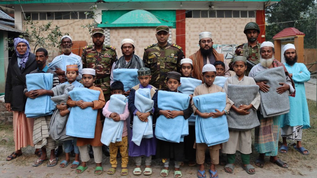 চাঁদপুরে মাদ্রাসা শিক্ষার্থীদের মাঝে শীতবস্ত্র বিতরণ করলো সেনাবাহিনী