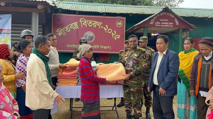 সাজেকে সেনাবাহিনীর শীতবস্ত্র বিতরণ