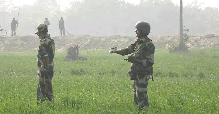 সীমান্তে সাউন্ড গ্রেনেড হাতে ছবি ভাইরাল, বিএসএফের দুঃখ প্রকাশ