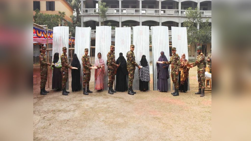 বন্যাদুর্গত ১৫টি অসহায় পরিবারকে গৃহনির্মাণ সামগ্রী দিল সেনাবাহিনী