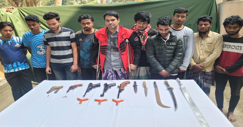 কুমিল্লায় সেনাবাহিনীর অভিযানে আগ্নেয়াস্ত্রসহ গ্রেপ্তার ১০
