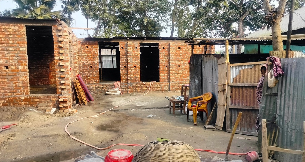 কুড়িগ্রাম সীমান্তের নোম্যান্স ল্যান্ডে বাড়ি নির্মাণে বিএসএফের আপত্তি, কাজ বন্ধ