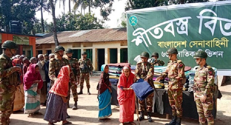 গাইবান্ধায় শীতার্তদের মাঝে সেনাবাহিনীর শীতবস্ত্র বিতরণ