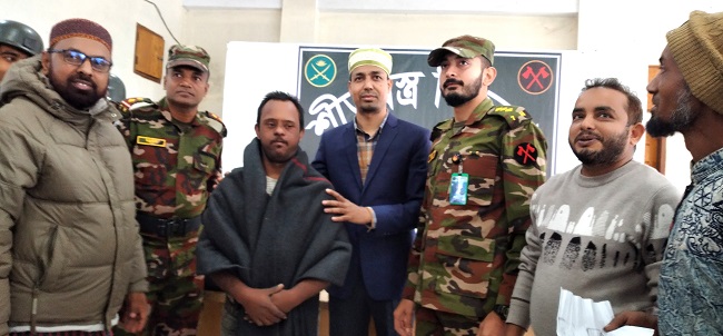 দিনাজপুরের ঘোড়াঘাটে সেনাবাহিনীর শীতবস্ত্র বিতরণ