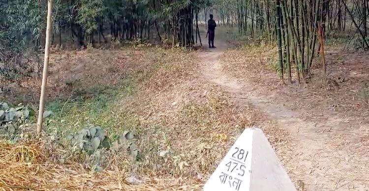 সীমান্তে বিএসএফের কাঁটাতারের বেড়া নির্মাণে বিজিবির বাধা, পতাকা বৈঠক