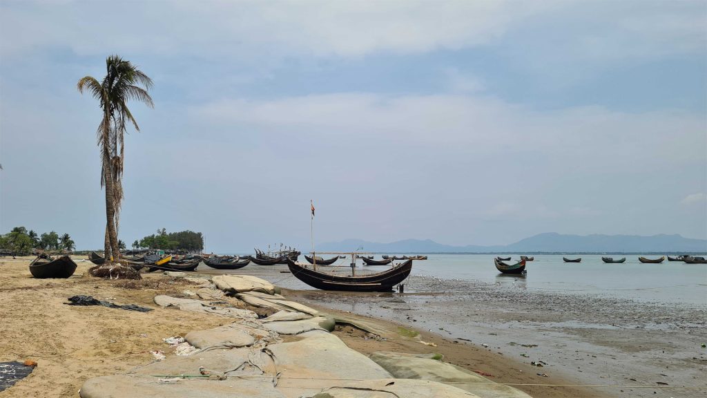 নাফ নদী থেকে ৪ জেলেকে ধরে নিয়ে গেল ‘আরাকান আর্মি’