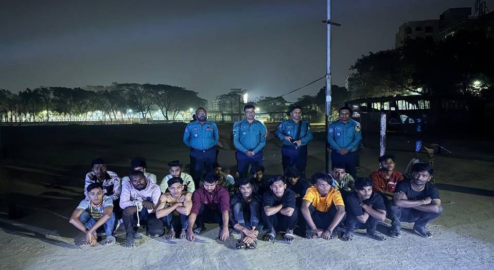 রাজধানীর বিভিন্ন স্থানে যৌথবাহিনীর অভিযানঃ আটক ২৪