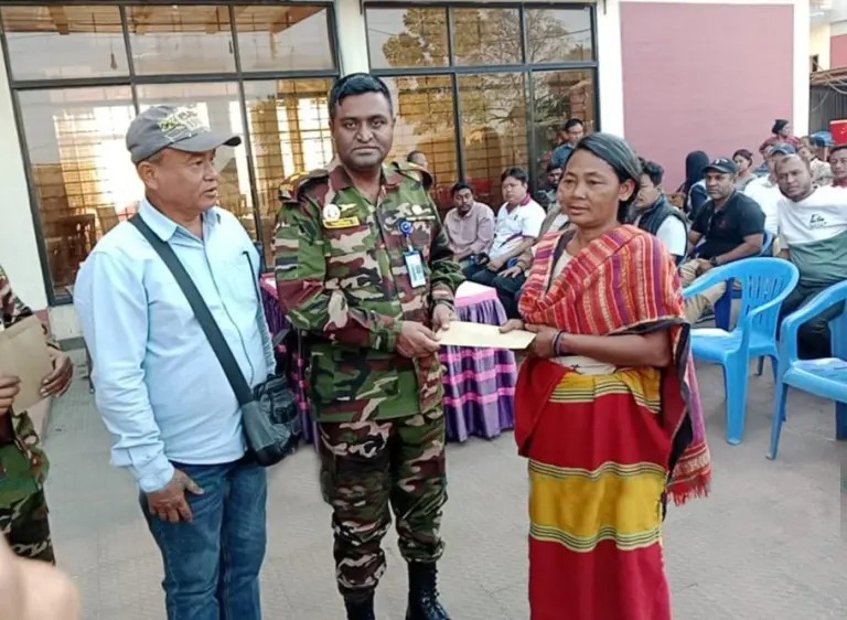 সাজেক অগ্নিকাণ্ডে ক্ষতিগ্রস্ত ৩৮ পরিবারকে সেনাবাহিনীর আর্থিক সহায়তা