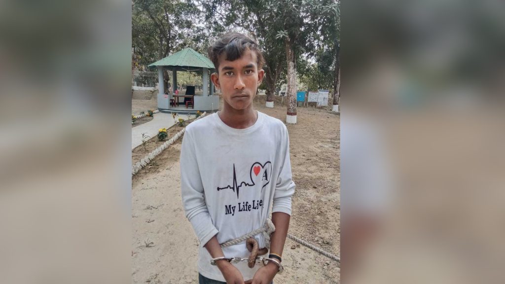 চাঁপাইনবাবগঞ্জ সীমান্তে ভারতীয় চোরাকারবারি আটক