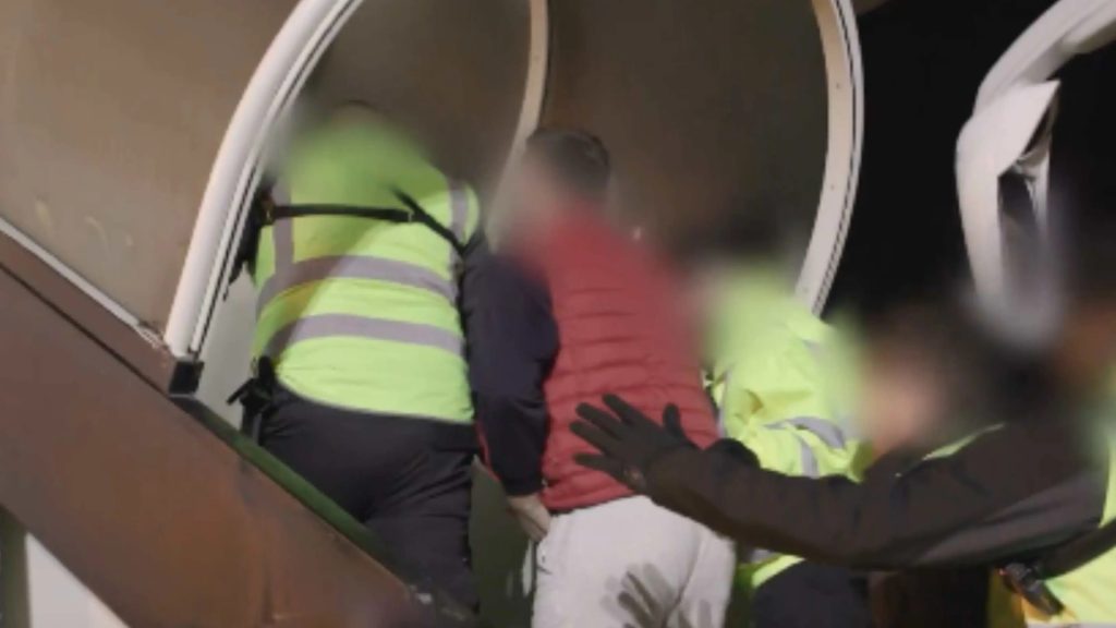 এবার ‘ট্রাম্প-স্টাইলে’ অবৈধ ভারতীয়দের ধরে ফেরত পাঠাচ্ছে যুক্তরাজ্য