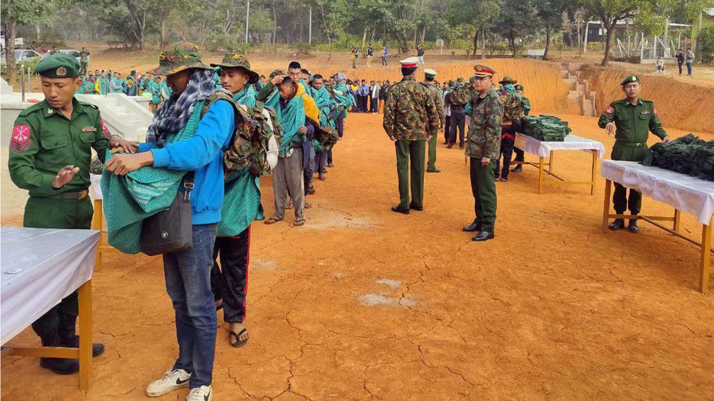 যুদ্ধ করতে যুবক-যুবতীদের বাড়ি থেকে ধরে নিয়ে যাচ্ছে মিয়ানমারের জান্তা