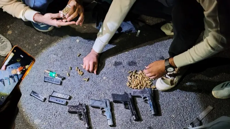 ত্রিপুরা থেকে বাংলাদেশে পাচারের সময় চারটি পিস্তল ও দেড়শো বুলেটসহ গ্রেফতার ১