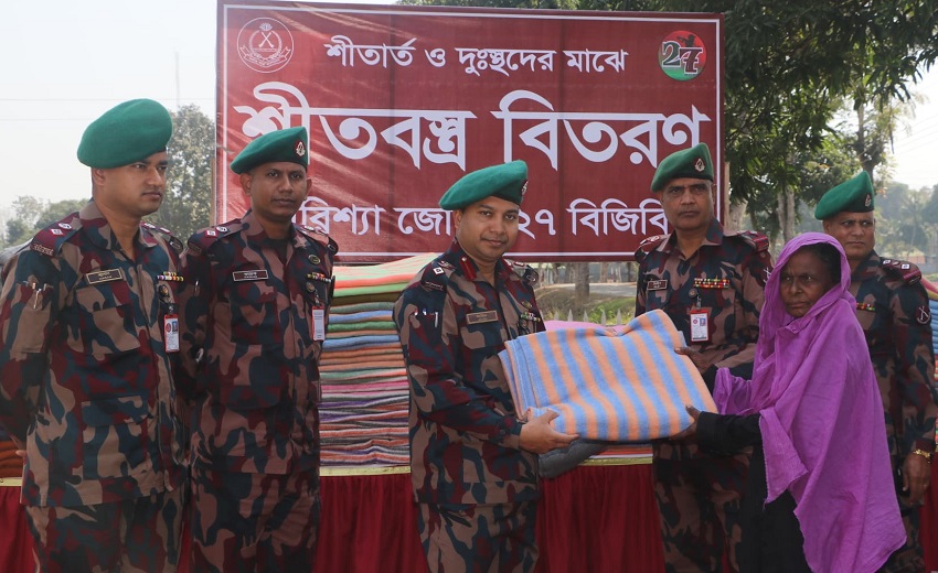 দুঃস্থ মানুষের মাঝে শীতবস্ত্র বিতরণ করল বিজিবির মারিশ্যা জোন