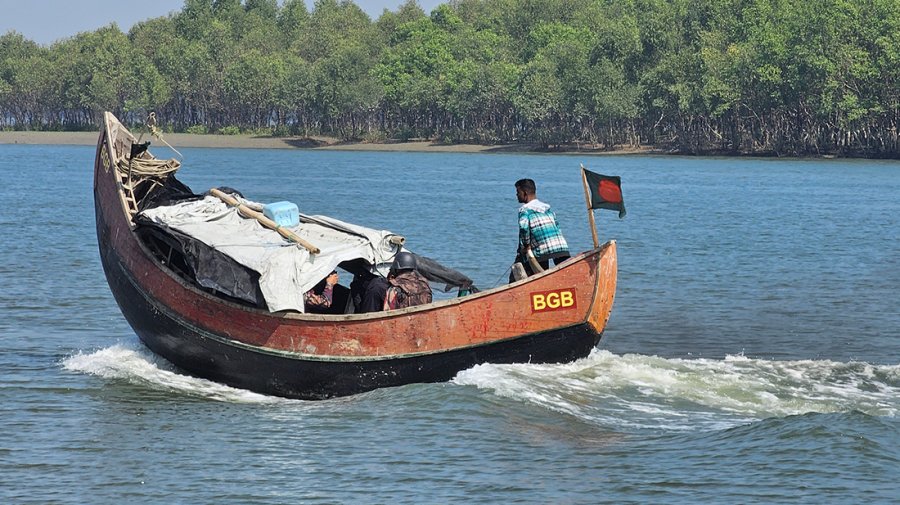এবার কাঠবোঝাই নৌকা জিম্মি করলো আরাকান আর্মি