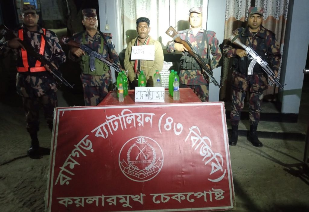 সড়ক পথে পাচারকালে চোলাইমদসহ মাদক কারবারি আটক