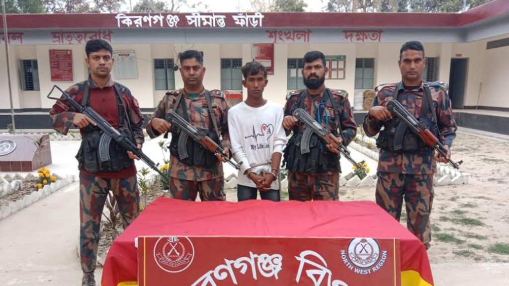 চাঁপাইনবাবগঞ্জ সীমান্তে ভারতীয় চোরাকারবারি আটক