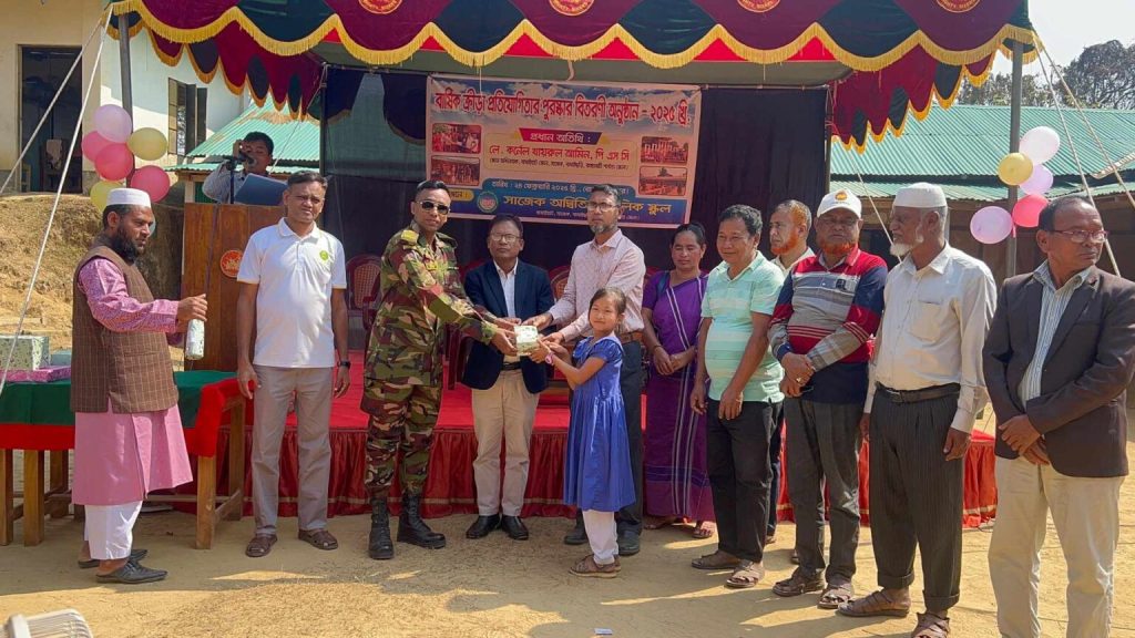 সাজেকে শিক্ষার্থীদের মাঝে বার্ষিক ক্রীড়া প্রতিযোগিতার পুরস্কার বিতরন