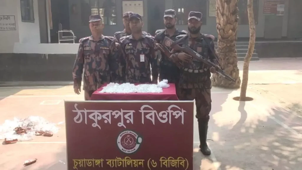 সীমান্তে ১৫ কেজি রুপা ফেলে পালালো চোরাকারবারি