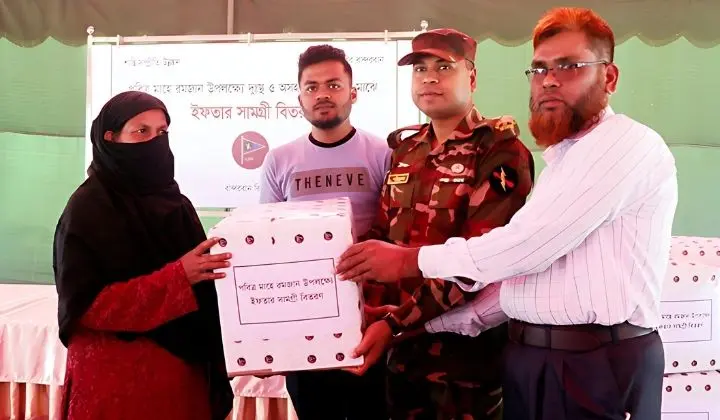 বান্দরবানে অসহায় ও দুস্থ পরিবারে ইফতার সামগ্রী বিতরণ করলো সেনাবাহিনী