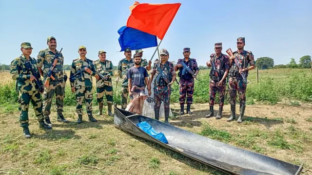 ধরে নিয়ে যাওয়া বাংলাদেশি জেলেকে ফেরত দিল বিএসএফ