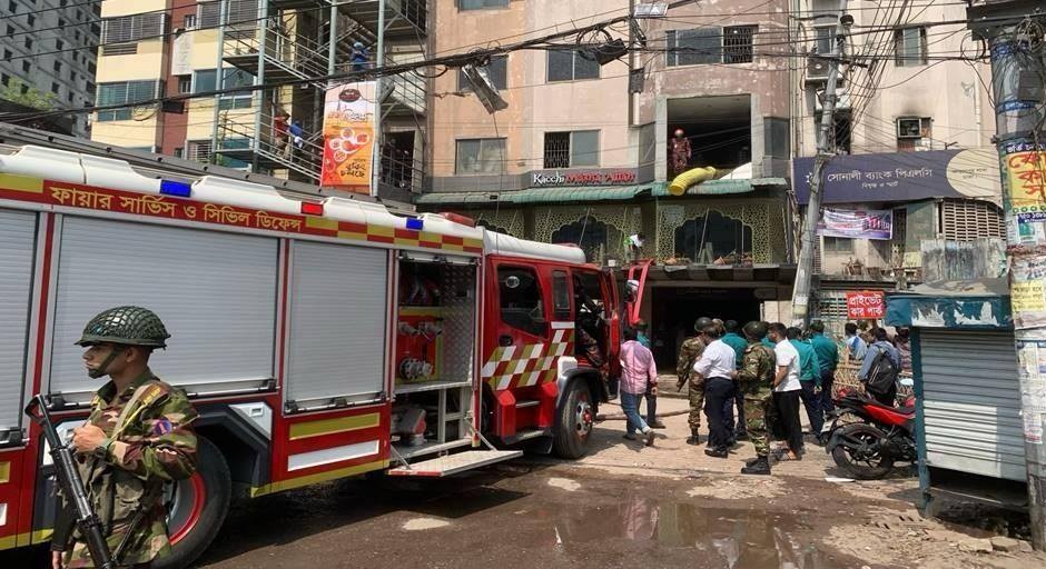 কল্যাণপুরে গার্মেন্টস ফ্যাক্টরীতে অগ্নি নির্বাপণ ও আইন শৃংখলা পরিস্থিতি নিয়ন্ত্রণে সেনাবাহিনী