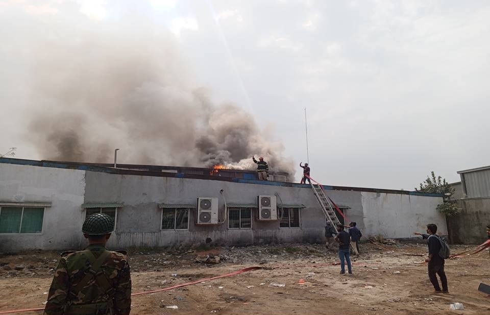 শাহ আলী থানার বেড়িবাঁধ এলাকায় অগ্নি নির্বাপণ ও আইনশৃংখলা পরিস্থিতি নিয়ন্ত্রণে সেনাবাহিনী