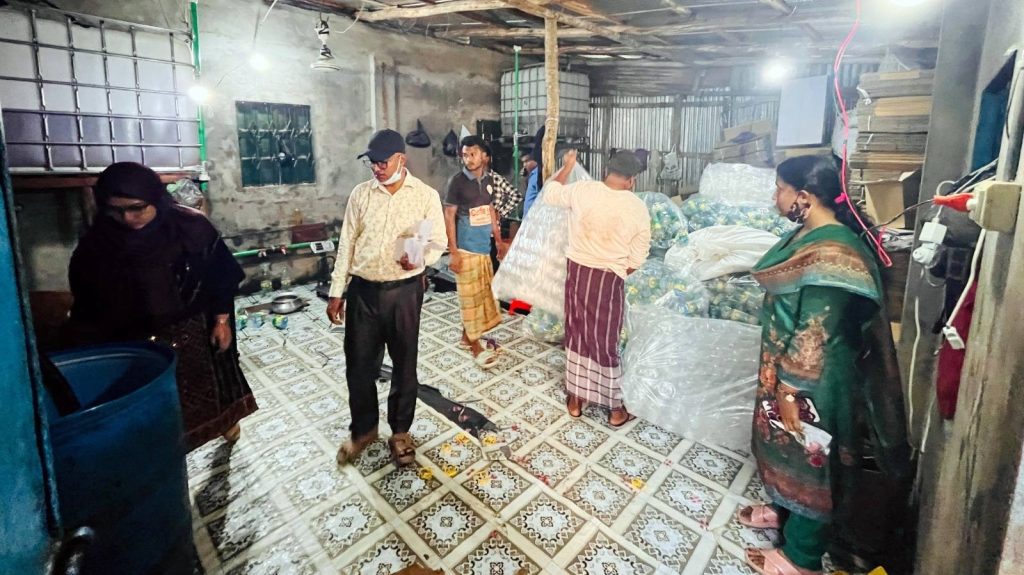 জনস্বাস্থ্যে হুমকি, সাতকানিয়ায় সেনাবাহিনীর অভিযানে নকল তেল কারখানার সন্ধান