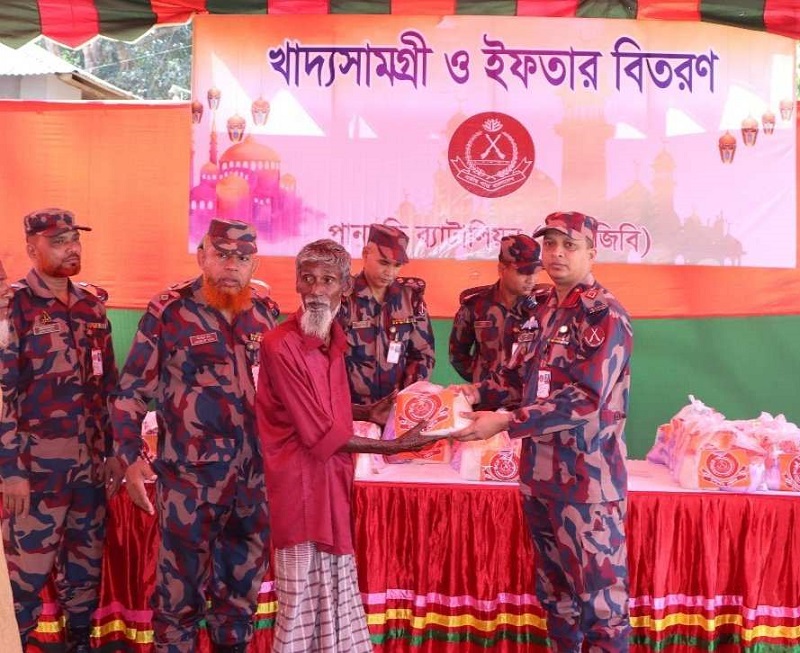 পানছড়িতে বিজিবির মানবিক উদ্যোগ: ১২০ পরিবারে খাদ্য ও ইফতার বিতরণ