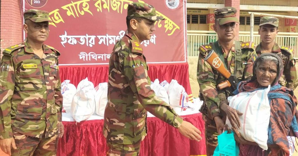 দীঘিনালায় দুস্থ ও অসহায়দের ইফতার সামগ্রী প্রদান করলো সেনাবাহিনী