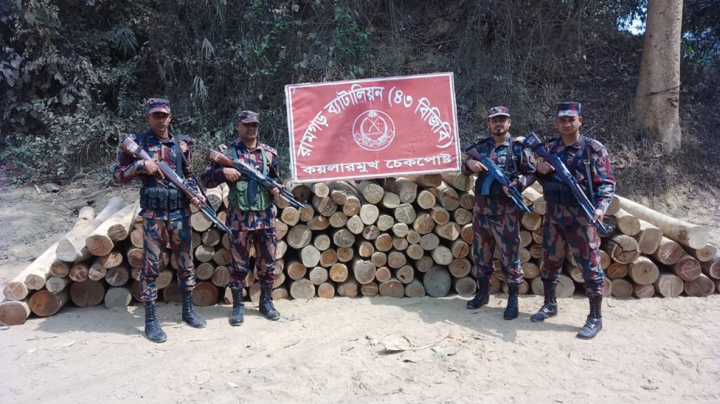কয়লারমুখে বিজিবির নজরদারিতে ধরা পড়ল অবৈধ কাঠের চালান