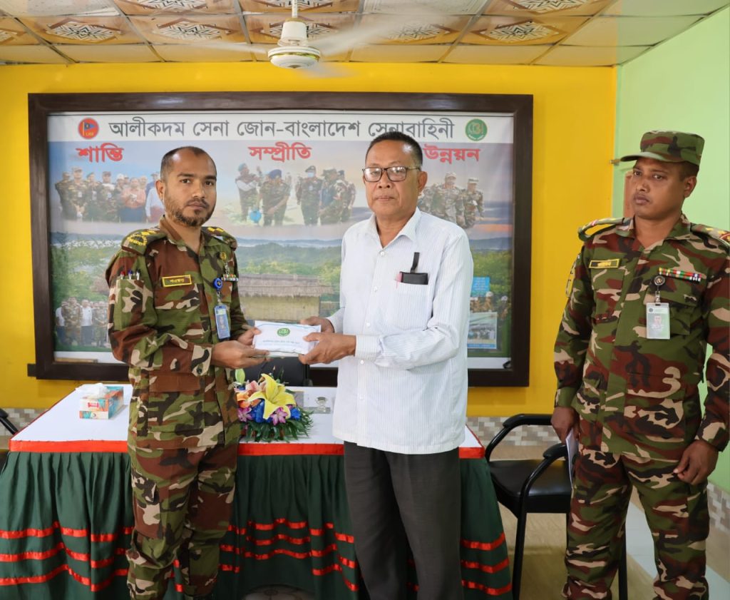 বান্দরবানের আলীকদমে বিভিন্ন ব্যক্তি ও প্রতিষ্ঠানে সেনাবাহিনীর মানবিক সহায়তা প্রদান